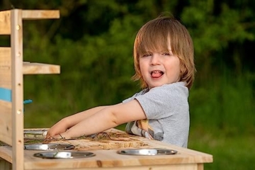 TollesfürKinder Matschküche Kinder Outdoor Holz mit Wassertank, Durchlass Gartenschlauch & 5 Edelstahl Schüsseln, Vollmassive Kindermatschküche Draußen, Nachhaltig, Für Kinder ab 3 Jahren - 5