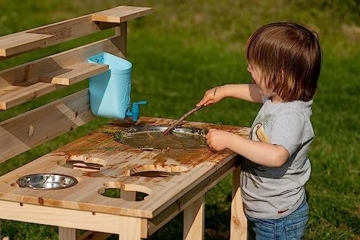 TollesfürKinder Matschküche Kinder Outdoor Holz mit Wassertank, Durchlass Gartenschlauch & 5 Edelstahl Schüsseln, Vollmassive Kindermatschküche Draußen, Nachhaltig, Für Kinder ab 3 Jahren - 6