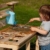 TollesfürKinder Matschküche Kinder Outdoor Holz mit Wassertank, Durchlass Gartenschlauch & 5 Edelstahl Schüsseln, Vollmassive Kindermatschküche Draußen, Nachhaltig, Für Kinder ab 3 Jahren - 6
